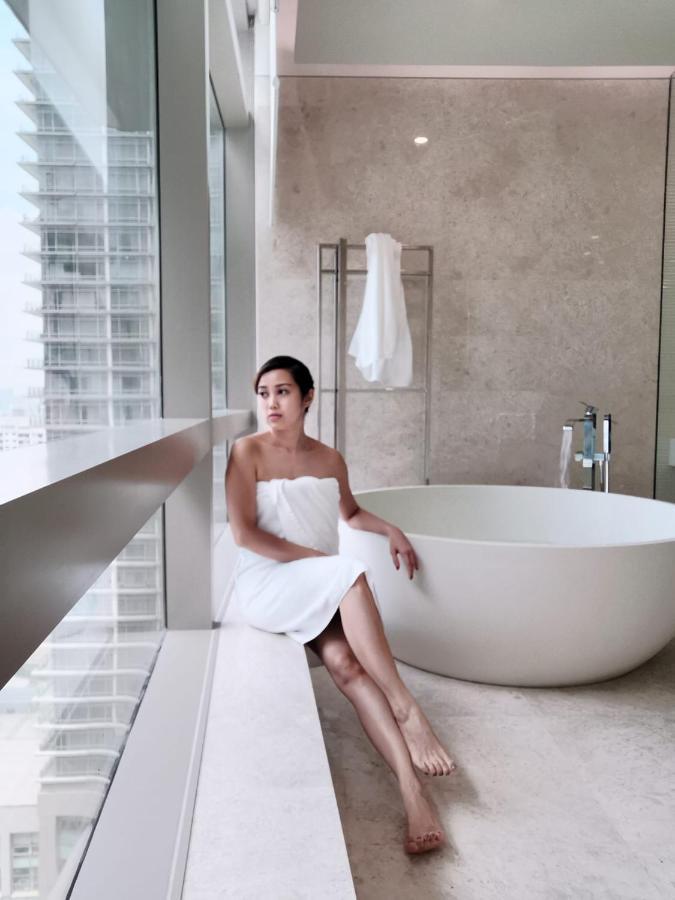 Ph Suites At Pavilion Bukit Bintang Kuala Lumpur Esterno foto A woman wrapped in a bath sheet